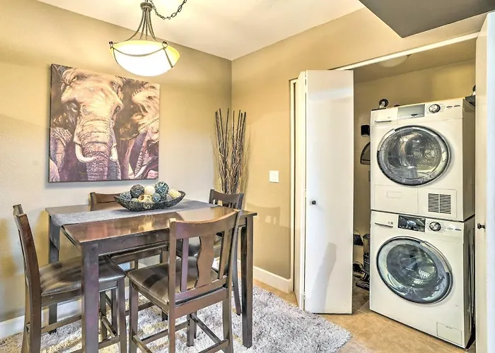 Relax Poolside! Oasis, 2 Mi To Downtown Holiday home