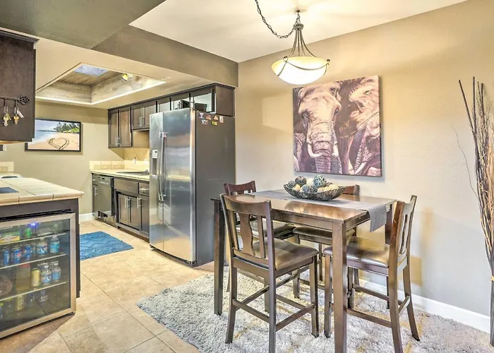 Holiday home Relax Poolside! Oasis, 2 Mi To Downtown Peoria
