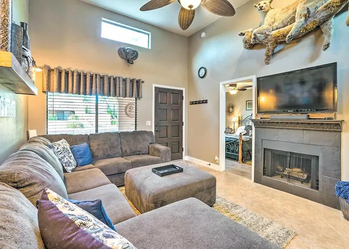 Relax Poolside! Oasis, 2 Mi To Downtown Holiday home