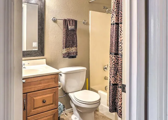 Relax Poolside! Oasis, 2 Mi To Downtown * Peoria