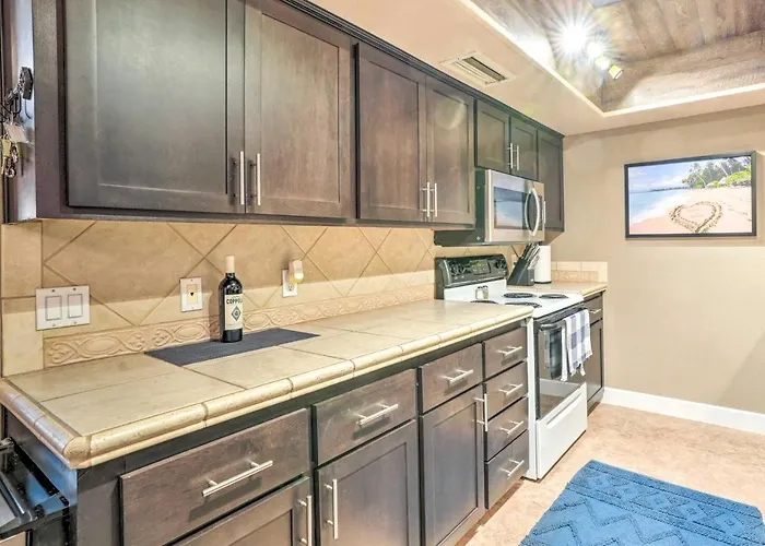 Relax Poolside! Oasis, 2 Mi To Downtown Holiday home Peoria