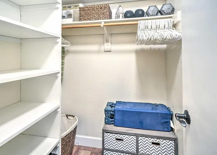 Relax Poolside! Oasis, 2 Mi To Downtown Holiday home