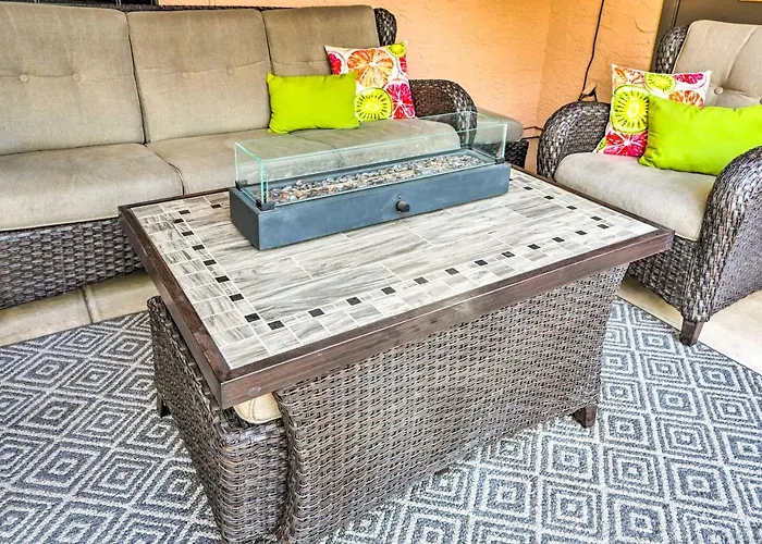 Relax Poolside! Oasis, 2 Mi To Downtown