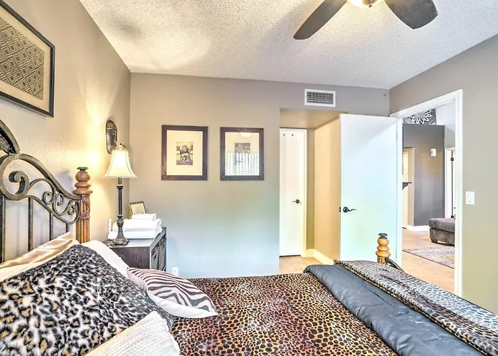 Relax Poolside! Oasis, 2 Mi To Downtown Holiday home Peoria