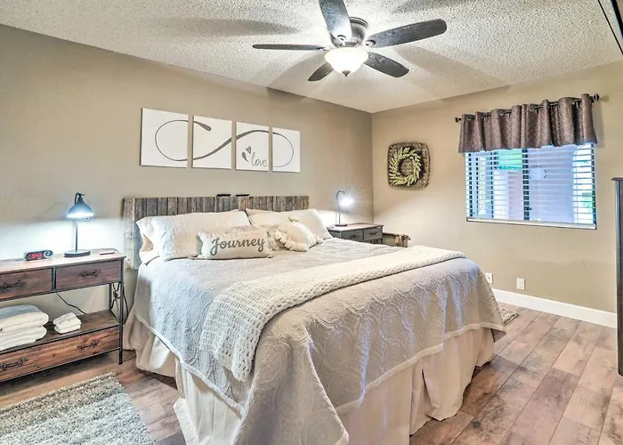 Relax Poolside! Oasis, 2 Mi To Downtown Holiday home Peoria