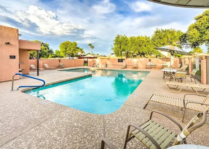 Relax Poolside! Oasis, 2 Mi To Downtown Peoria
